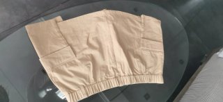 Falda corta beige con bolsillos