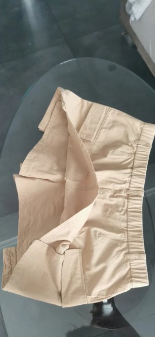 Falda corta beige con bolsillos