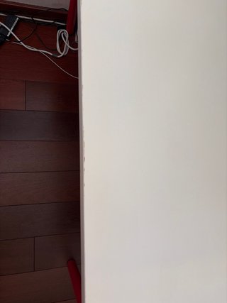 Scrivania IKEA Linnmon con gambe rosse