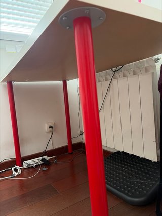 Scrivania IKEA Linnmon con gambe rosse