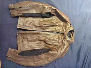 Chaqueta de cuero marrón para moto