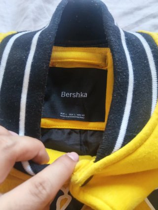 Chaqueta Bomber BRKLYN Bershka Amarilla y Negra