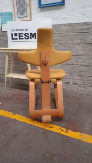 Sillón ergonómico de cuero y madera