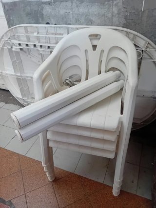 Mesa de plástico blanca y 4 sillas