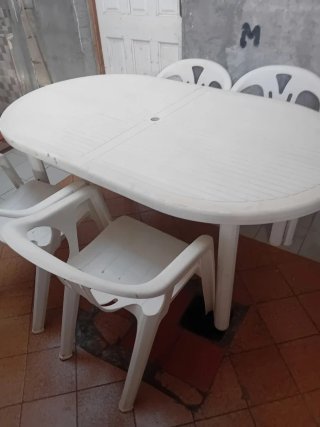 Mesa de plástico blanca y 4 sillas