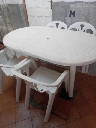 Mesa de plástico blanca y 4 sillas