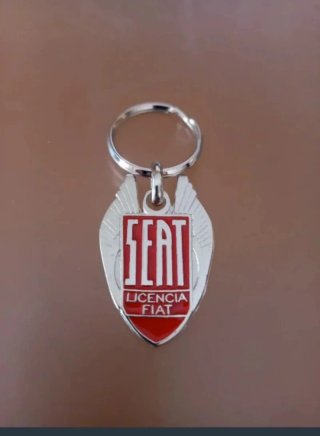 LLAVERO SEAT LICENCIA FIAT ROJO DE METAL CROMADO