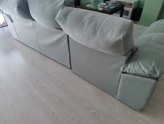 Sofá chaiselongue tela beige/gris/azulado.