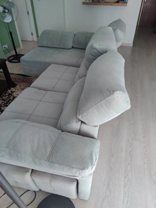 Sofá chaiselongue tela beige/gris/azulado.