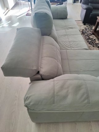 Sofá chaiselongue tela beige/gris/azulado.