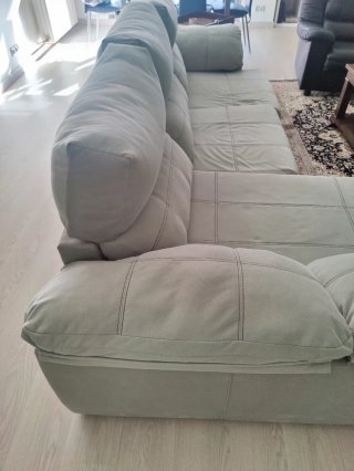 Sofá chaiselongue tela beige/gris/azulado.