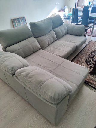 Sofá chaiselongue tela beige/gris/azulado.