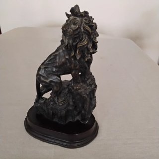 Vecchia statua di leone in materiale autartico