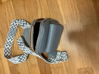 Bolso bandolera gris azulado con correa