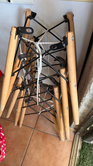 Sillas rojas 5 , plastico y madera