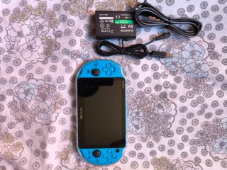 PS Vita 2000 Japonesa Azul + Cargador