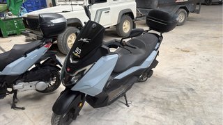 Wottan Strom T125 Maxi Scooter