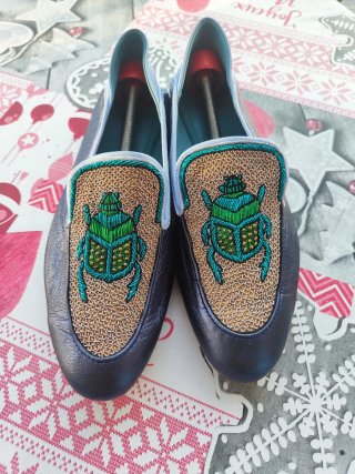 Mocasines Meher Kakalia escarabajo bordado