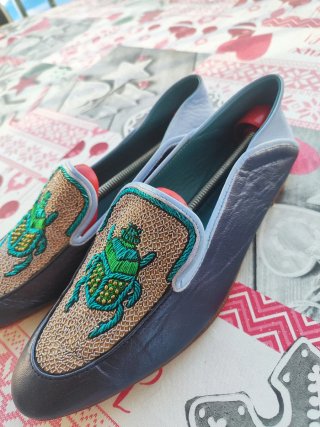 Mocasines Meher Kakalia escarabajo bordado