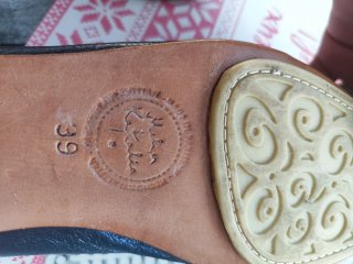 Mocasines Meher Kakalia escarabajo bordado