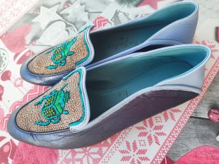 Mocasines Meher Kakalia escarabajo bordado