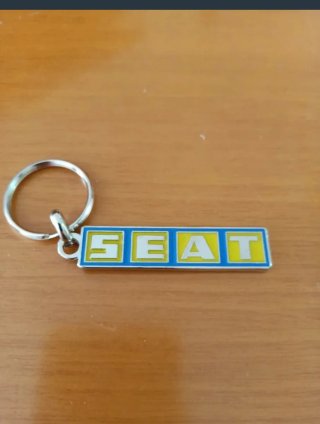 LLAVERO SEAT LOGO AZUL Y AMARILLO DE METAL CROMADO