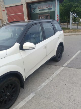 Mahindra XUV 500 2015