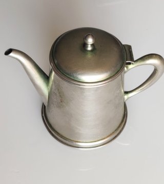 Cafetera metálica antigua