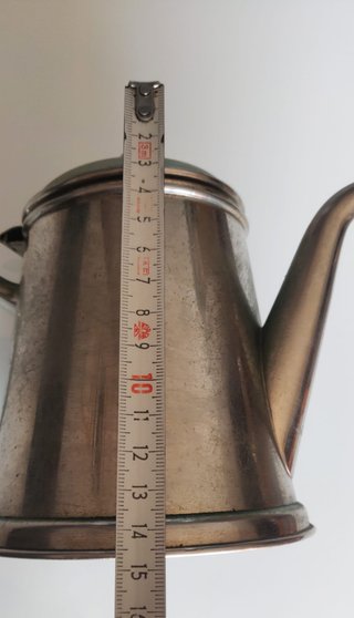 Cafetera metálica antigua
