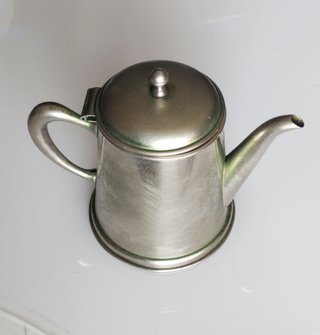 Cafetera metálica antigua