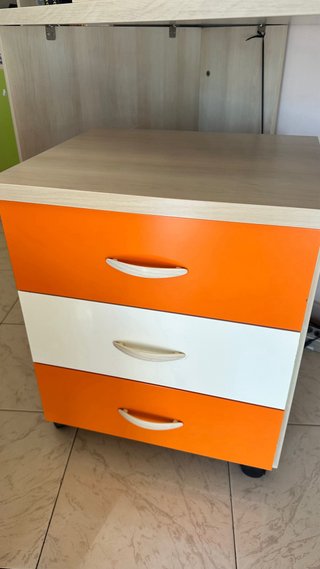 Comodino 3 cassetti arancione e bianco