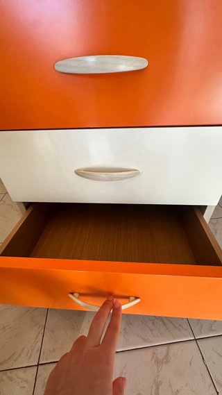 Comodino 3 cassetti arancione e bianco