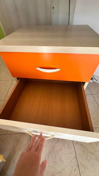 Comodino 3 cassetti arancione e bianco