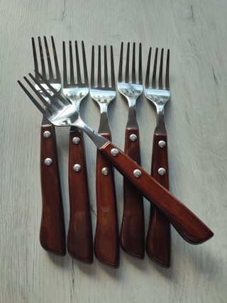 Tenedores de madera y metal