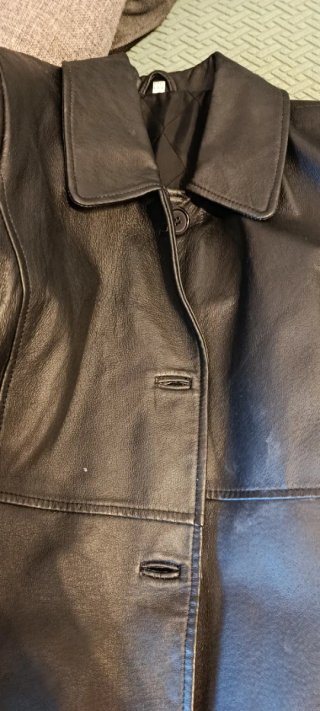 Chaqueta de piel negra