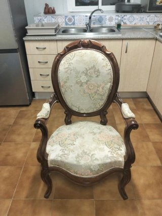 Sillón antiguo de madera y tela floral