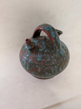 Tetera de cerámica verde y roja