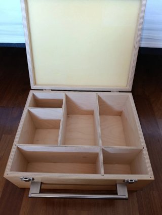 Caja de madera con compartimentos