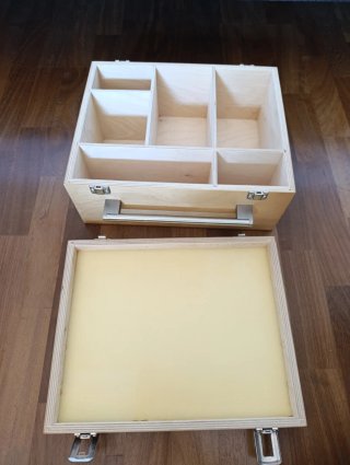 Caja de madera con compartimentos
