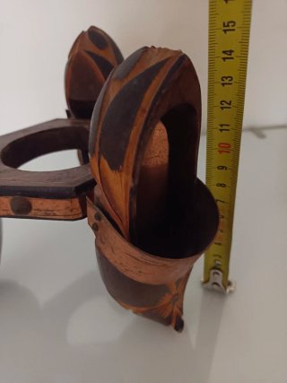 Macetero de madera decorado zuecos