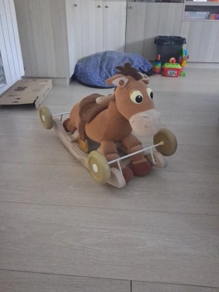 Caballito de madera con ruedas y música