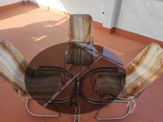Mesa cristal y 3 sillas metálicas