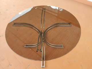 Mesa cristal y 3 sillas metálicas