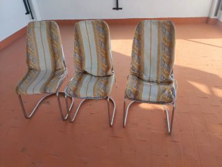 Mesa cristal y 3 sillas metálicas