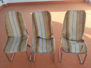 Mesa cristal y 3 sillas metálicas