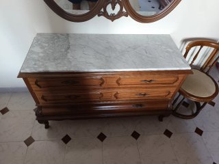 Habitación completa vintage madera y mármol.