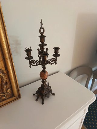 Escultura de bronce y candelabros.