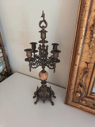 Escultura de bronce y candelabros.