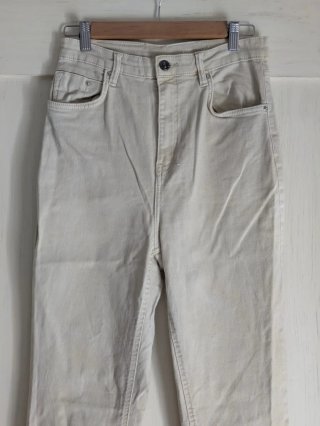 Vaqueros Bershka tiro alto beige con aberturas
