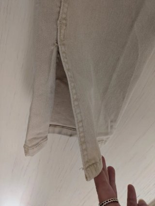 Vaqueros Bershka tiro alto beige con aberturas